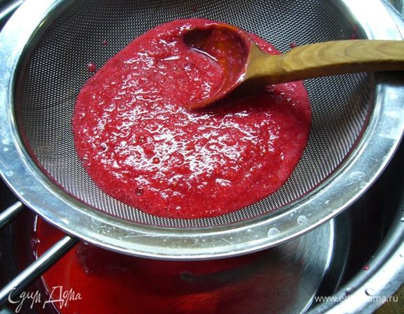 Довести на среднем огне до кипения. Варить 5 мин.
Протереть ягоды через сито.
