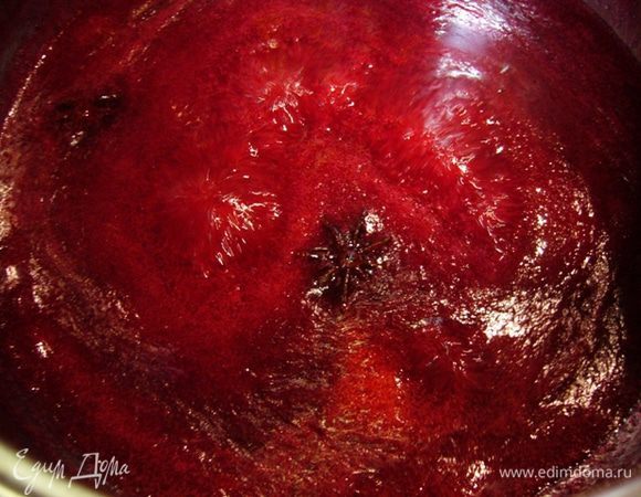 В сок добавить сахар и бадьян, довести до кипения и варить 7 минут.
Влить водку, дать закипеть, варить еще 3 мин.
Банки простерилизовать (получается примерно 750 мл).
