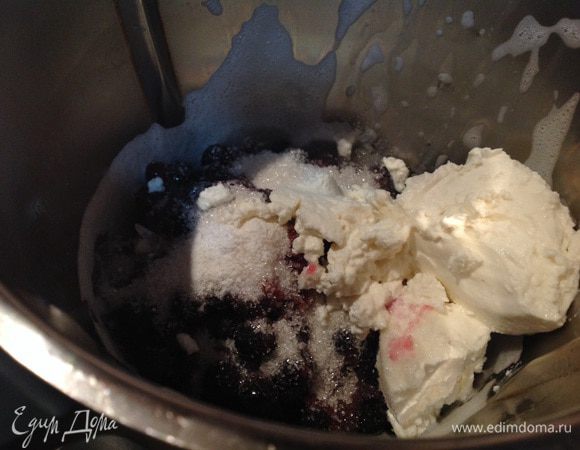 Выложите в процессор (блендер) черную смородину, половину рикотты, 75 г сахара, половину молока, и хорошо взбейте.
