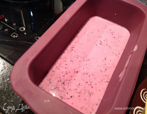 Вылейте полученную массу в форму. Если вы хотите, чтобы слои были идеально ровными, то поставьте массу в холодильник и дождитесь полного застывания, а потом только вылить второй слой. Но я сделала по-другому: поставила массу в морозильную камеру, чтобы она схватилась, на 15-20 минут.