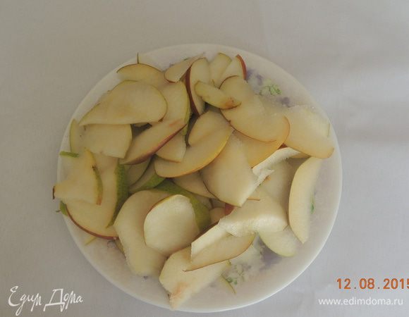 Нарежьте груши тонкими дольками.