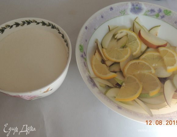 Смешайте груши с лимонами и засыпьте сахаром, добавьте 100 мл воды. Варите варенье на медленном огне до золотистого цвета сиропа. Простерилизуйте банки и закрутите варенье крышками. Приятного аппетита!