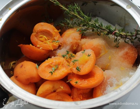 Добавить апельсиновый сок (или лимонный) и цедру, с 3-4 веточек тимьяна снять листики, остальной тимьян связать ниткой в пучок, добавить к абрикосам и оставить на пару часов.