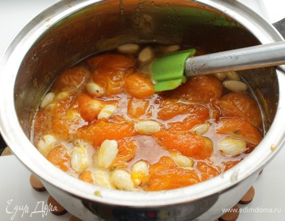 Довести до кипения, поварить 5 минут, дать остыть, повторить ещё 2-3 раза, сироп должен немного загустеть. Убрать пучок тимьяна, разлить по банкам.