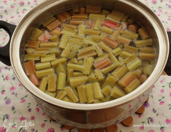 Ревень очистите от жестких волокон, нарежьте мякоть небольшими кусочками. Опустите ревень в кипящую воду с сахаром (количество сахара пробуйте на вкус). Проварите 3-4 мин.