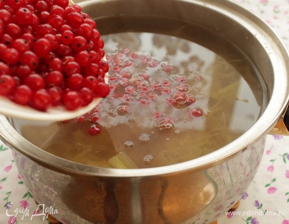 Затем опустите ягоду. Доведите до кипения, снимите с огня и закройте крышкой. 