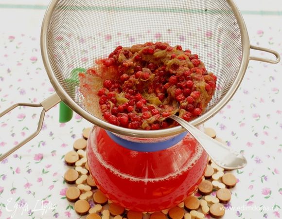 Протрите ягодно-овощную смесь через сито.