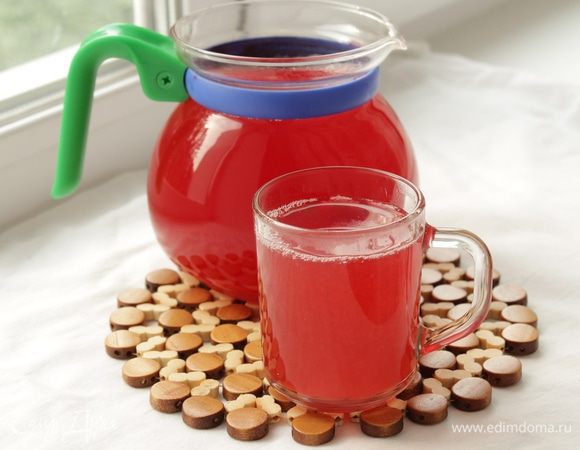 Полностью остудите компот при комнатной температуре, а потом переставьте в холодильник минимум на 1 ч.