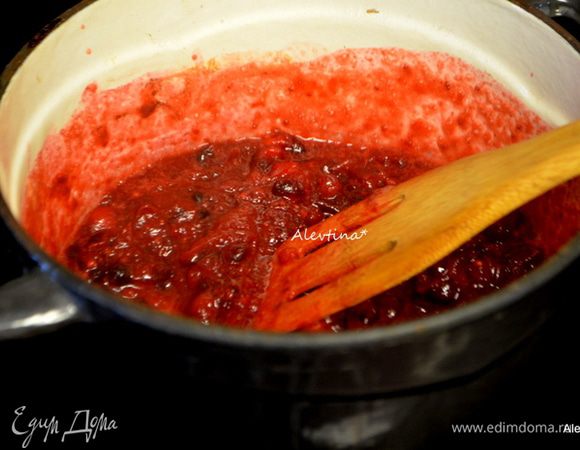 Готовить на медленном огне, как ягода полопается вся, добавить ром или бурбон. Попробуйте соус, если он для вас кислый слишком, добавьте еще сахара, но немного, чтобы соус не был приторно сладким. Снять с огня.