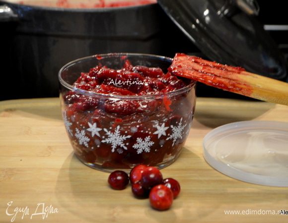 Перед подачей ребрышки вновь смазать остатками соуса и подать к столу. Приятного аппетита.
