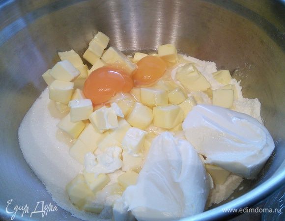 Просеянную муку соедините с разрыхлителем, солью, сахаром. Холодное масло нарубите кубиком и вместе с творогом и средней величины яйцами добавьте к муке. 