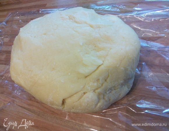 Быстро замесите тесто, заверните плёнкой и поставьте в холодильник на 30 мин. Мне пришлось добавить немного муки, но может это из-за жары). 