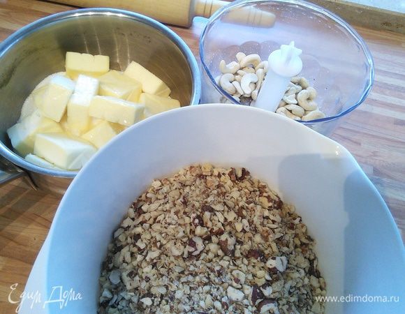 Для начинки: орехи в оригинале должны поровну делиться на миндаль и фундук, каждого по 300 г., но мне пришлось скрести по сусекам и в ход пошли все имеющиеся в наличии орехи. Орехи измельчите в блендере в не слишком мелкую крошку. 