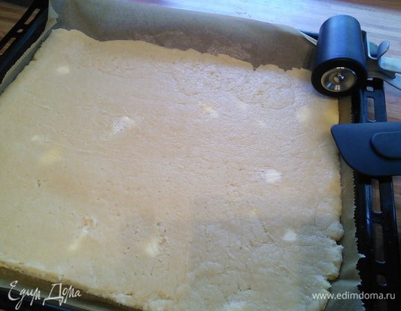 Тесто раскатайте на противне, покрытом пекарской бумагой или смазанном маслом. Красота не обязательна, гораздо важнее раскатать тесто равномерно в толщину. 