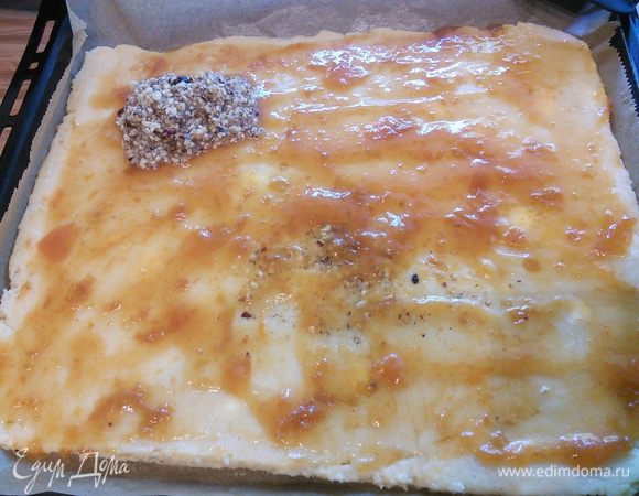 Смажьте пласт теста абрикосовым мармеладом. 