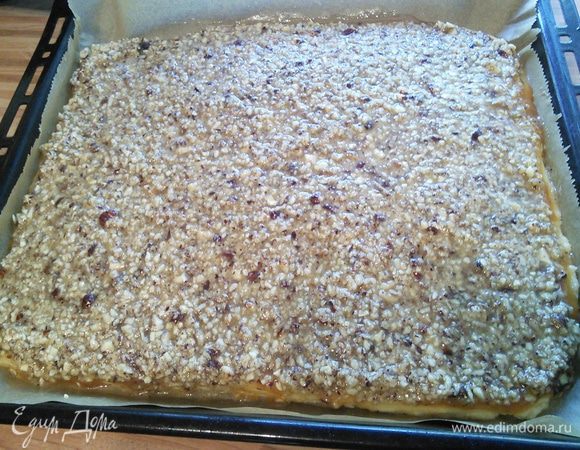 Разложите равномерно ореховую начинку. 