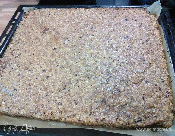 Выпекайте в заранее разогретой до 175 °С духовке около 25 минут. Ориентируйтесь по своей духовке. Готовому пирогу дать чуть остыть. 