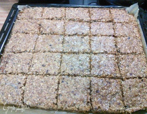 И ещё тёплым разрезать на квадраты. У меня получилось 25 шт. 