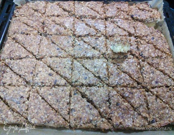 А каждый квадрат по диагонали. Теперь у вас получится печенье, которому нужно дать абсолютно остыть. 