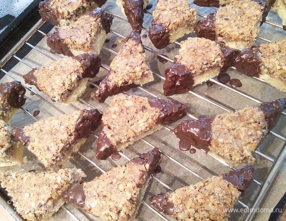 Растопите в ковшике шоколад и обмакните каждый уголок печенья. Оставьте подсохнуть на решётке. Нежное, крохкое, ароматное печенье готово. 