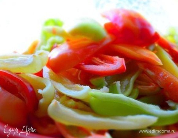 Перец помыть, обсушить, удалить семена и нарезать вдоль на 4 части.