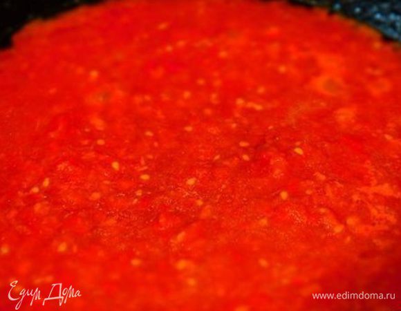 Помидоры (понадобится примерно 2 кг) прокрутить через мясорубку или соковыжималку. Вылить в кастрюлю, добавить соль, сахар, уксус и подсолнечное масло. Перемешать и довести до кипения.