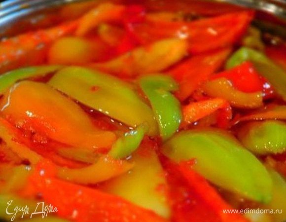 Добавить в кастрюлю подготовленный перец, перемешать аккуратно и проварить 10 минут.
Разложить перец по стерилизованным банкам, залить томатным соком и закатать под железные крышки.