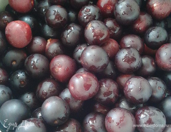 Сливы помыть, поместить в кастрюлю с водой и прокипятить.