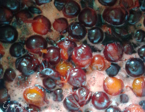 Кипятить до того момента, когда лопнет кожица и косточки отойдут от мякоти (у меня это заняло 3- 4 минуты)