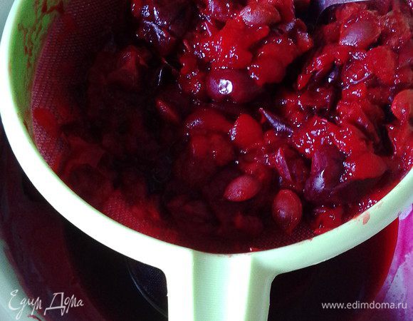 Затем мягкие плоды откинуть на сито (жидкость пригодится для приготовления компота, киселя, желе), протереть их, образуя сливовое пюре.