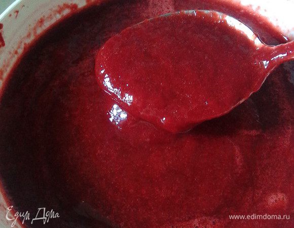 Добавляя соль и сахар, кипятим пюре 2-3 минуты (я добавляла чуть больше соли и сахару, ориентируясь на свой вкус, а Вы корректируйте по мере необходимости и по своим ощущениям), консистенция соуса как густая сметана.
