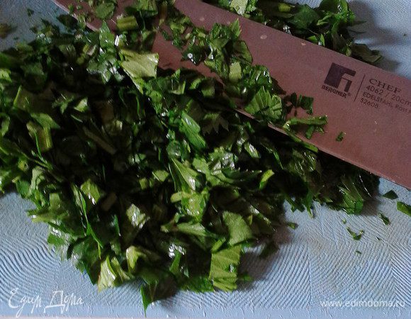 Нарезаем мелко вымытую и обсушенную зелень (допускается привлечение к этому блендера, но мне больше нравится здесь измельчать ножом), добавляем к сливам.