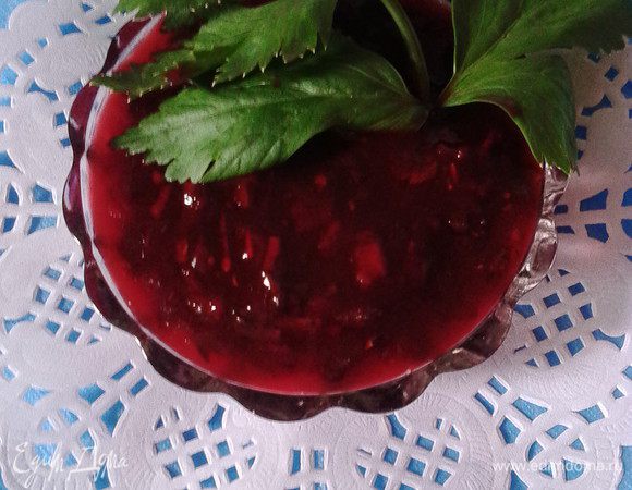 Отправляем месте с рубленым перчиком чили, хмели-сунели, молотым кориандром. Кипятим ещё 5 минут и фасуем в стерилизованные баночки или бутылки.