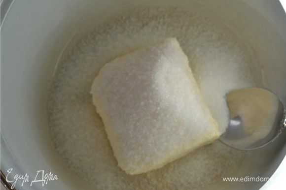 Масло растереть с сахарным песком до пышного состояния.