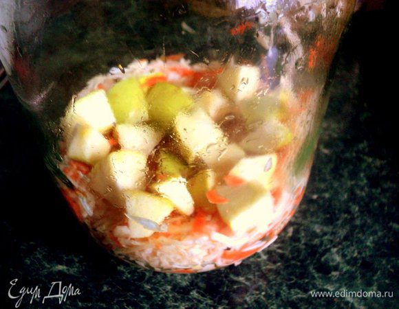 Яблоки помыть, разрезать на четвертинки, удалить семена и порезать кусочками.
Уложить капусту в банку частями, каждый раз хорошо утрамбовывая деревянным пестиком, затем слой яблок.
