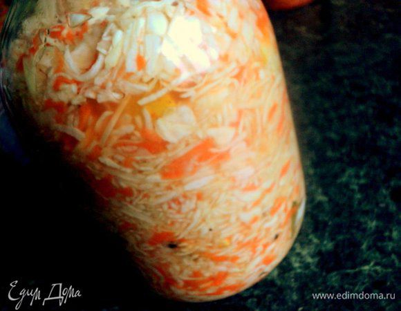 Так заполнить всю банку, чередуя капусту и яблоки, не доходя до верха на 4 см, так как в процессе брожения капуста будет подниматься и может вытекать сок. На случай вытекания сока поставить банку в глубокую миску. Банку прикрыть сверху крышкой и оставить на три дня при комнатной температуре. Капусту по несколько раз в день протыкать до дна деревянной шпажкой, для выхода образовавшихся газов при брожении.
Через 3-4 дня вынести капусту в прохладное место и не забывать протыкать ее деревянной шпажкой. Через 7-8 дней капуста готова. Хранить готовую капусту можно в холодильнике.
