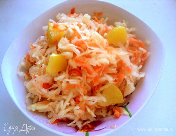 Перед подачей капусту отжать от лишнего сока. 