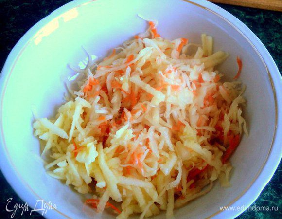 Потереть в капусту 1 свежее яблоко. Добавить  мелко порезанный лук и моченые яблоки, полить не фильтрованным растительным маслом и можно наслаждаться! 