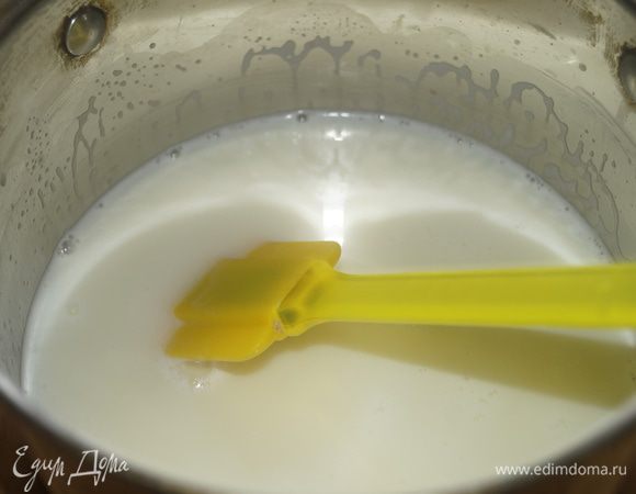 Влить молоко в кастрюльку и соединить его с сахаром. Довести до кипения и снять кастрюльку с огня.