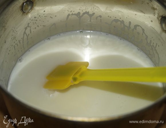 Крахмал развести в холодной воде. Желток растереть с сахарной пудрой, влить в него тонкой струйкой 1/3 часть молока, постоянно мешая. Влить желточно-молочную смесь к оставшемуся молоку в кастрюльке, влить крахмал, перемешать и вернуть кастрюльку на огонь, довести до кипения, но не кипятить! Проварить до легкого загустения и снять с огня. Остудить до комнатной температуры.