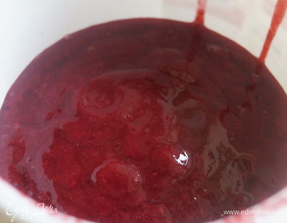 Пока остывает молочная масса нужно приготовить свежевыжатый малиновый сок. Для этого малину пробить блендером и протереть через мелкое сито или воспользоваться специальной соковыжималкой для ягод.