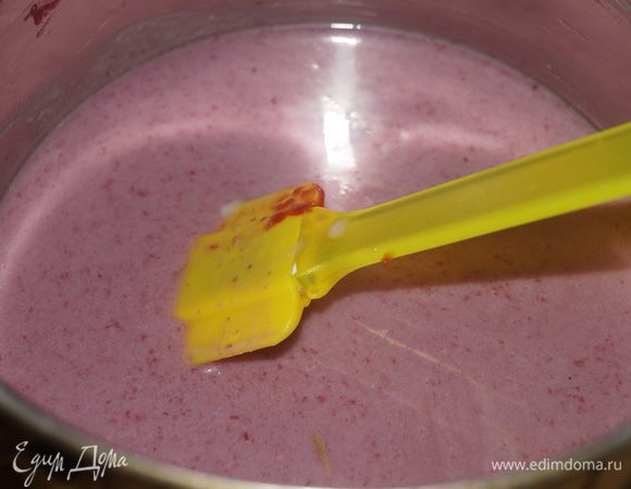 Добавить малиновый сок к молочной массе и перемешать до однородности.