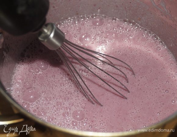 Взбить массу блендером.