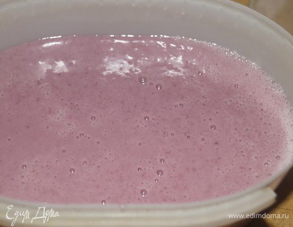 Разлить по формам с герметично закрывающимися крышками. Убрать в морозилку не менее чем на 5 часов, лучше на ночь. Периодически мороженое нужно доставать и перемешивать.