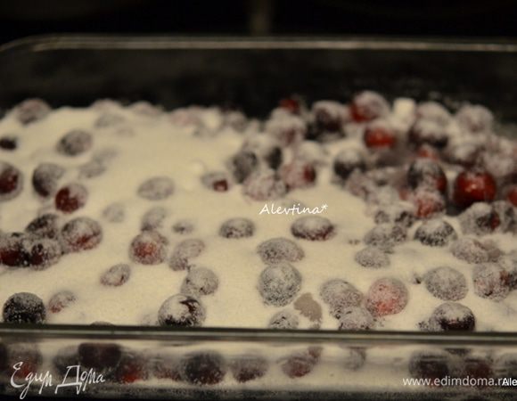 Разогреть духовку до 150 гр.
Выложить очищенную и промытую ягоду в прямоугольную форму для запекания. Посыпать сверху сахаром,  если не любите кислого, то добавьте еще  сахар немного.
Поставить в разогретую духовку запекаться на 30 минут или 35 минут, если ягоды были замороженные.