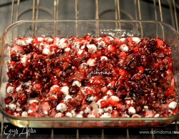 Достать форму прямоугольную из духовки, добавить сушёную клюкву и сок, перемешать. Запекать ещё 30 минут.
