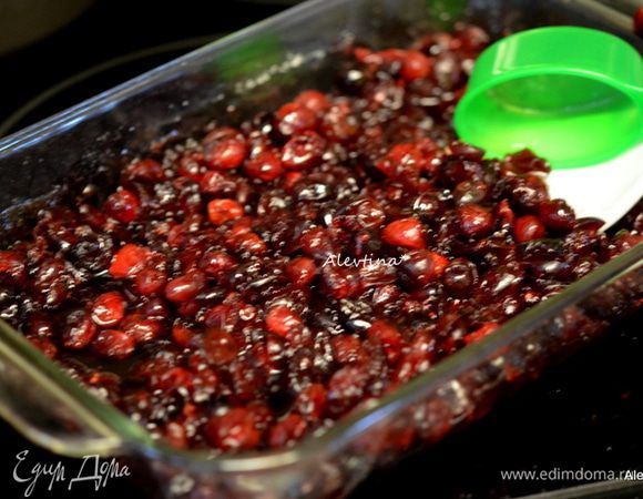 Выключим духовку, перемешаем ягоды, накроем форму фольгой, оставим в духовке на 20 минут. В течение времени еще раз перемешаем.