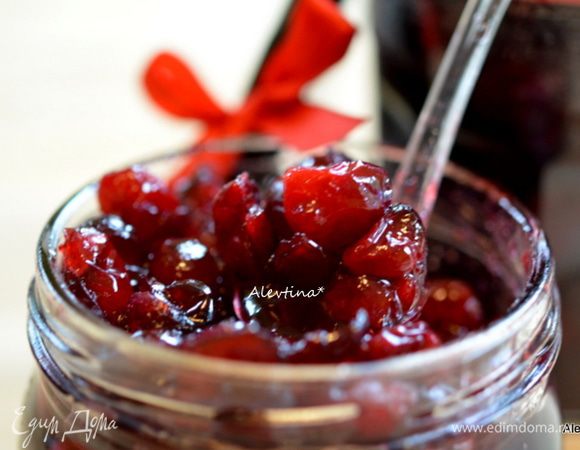 Достать форму из духовки и добавить ликер. Перемешать и дать остудить немного. Переложить в стерилизованные баночки. Хранить в холодильнике.
Джем подходит для начинки пирогов, блинов или просто с чайком.