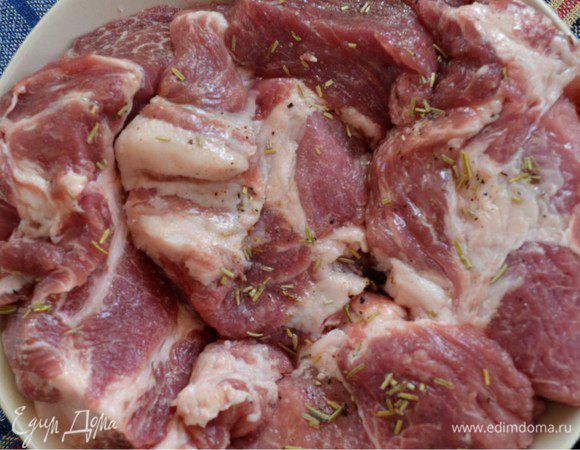 Мясо моем и обсушиваем. Нарезаем кусками поперек волокон. Толщина кусочков 3 см. Смешиваем ингредиенты для маринада в ступке, измельчаем и смешиваем с маслом. Натираем каждый кусок солью и смазываем маринадом. Маринуем мясо 40 минут.