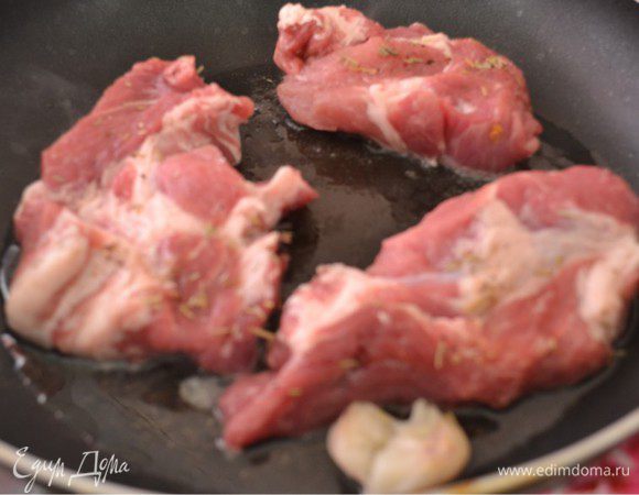 Разогреваем масло в сковороде. Бросаем в сковороду целый зубчик чеснока и веточку тимьяна. Обжариваем в ароматном масле мясо до румяной корочки со всех сторон. Запечатываем сок внутри. Оставляем мясо немного полежать. 